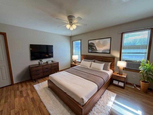 5905 61 Ave, Ponoka, AB - Indoor Photo Showing Bedroom