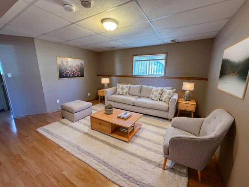5905 61 Ave, Ponoka, AB - Indoor Photo Showing Living Room