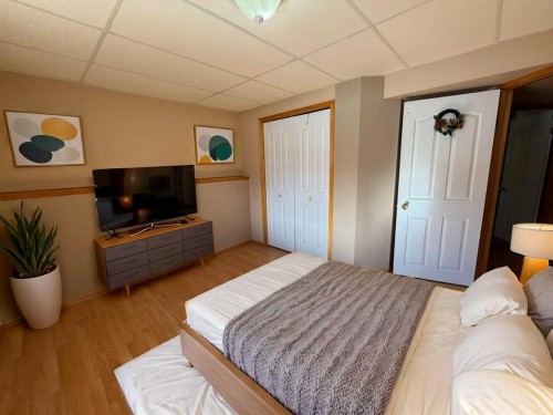 5905 61 Ave, Ponoka, AB - Indoor Photo Showing Bedroom