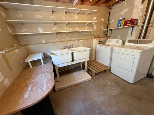5905 61 Ave, Ponoka, AB - Indoor Photo Showing Laundry Room