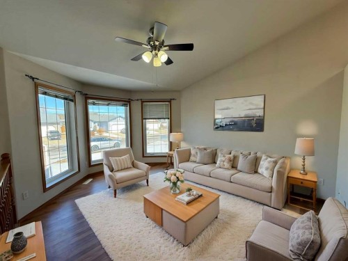 5905 61 Ave, Ponoka, AB - Indoor Photo Showing Living Room
