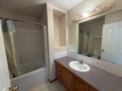5905 61 Ave, Ponoka, AB - Indoor Photo Showing Bathroom