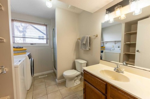 4 Barrett Drive, Red Deer, AB - Indoor Photo Showing Bathroom