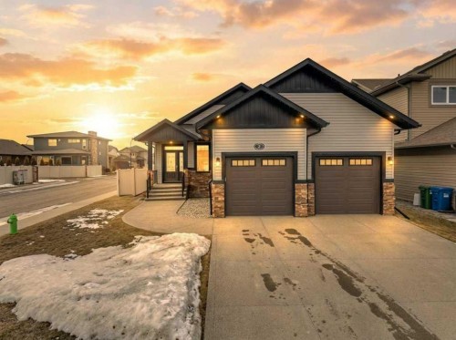2 Vernon Close, Red Deer, AB - Outdoor