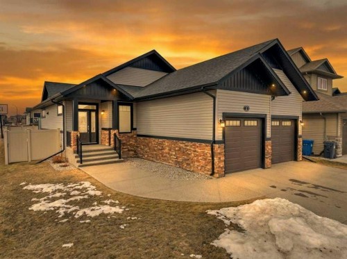 2 Vernon Close, Red Deer, AB - Outdoor