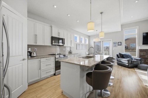 2 Vernon Close, Red Deer, AB - Indoor Photo Showing Kitchen With Double Sink With Upgraded Kitchen