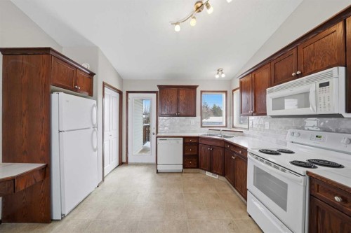 159 Lanterman Close, Red Deer, AB - Indoor Photo Showing Kitchen