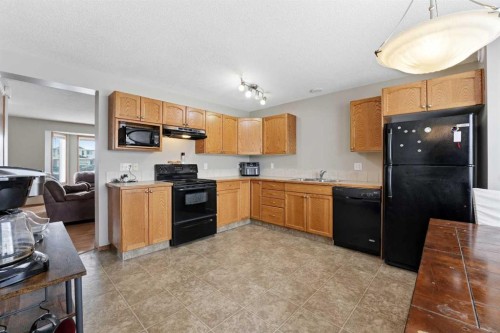 41 Winston Place, Blackfalds, AB - Indoor Photo Showing Kitchen With Double Sink