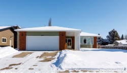 7 Berry Avenue  Red Deer, AB T4R 1K7