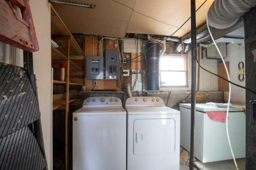 31 Jarvis Bay Drive, Jarvis Bay, AB - Indoor Photo Showing Laundry Room