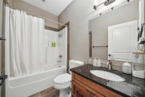 6511 57 Street, Olds, AB - Indoor Photo Showing Bathroom