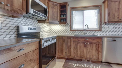 33 Parkside Crescent, Blackfalds, AB - Indoor Photo Showing Kitchen