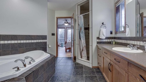 33 Parkside Crescent, Blackfalds, AB - Indoor Photo Showing Bathroom