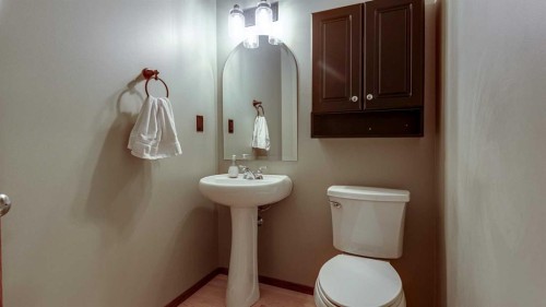 33 Parkside Crescent, Blackfalds, AB - Indoor Photo Showing Bathroom