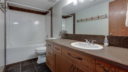 33 Parkside Crescent, Blackfalds, AB - Indoor Photo Showing Bathroom