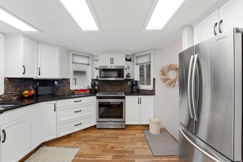 40 Connell Close, Red Deer, AB - Indoor Photo Showing Kitchen