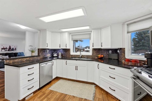 40 Connell Close, Red Deer, AB - Indoor Photo Showing Kitchen With Upgraded Kitchen