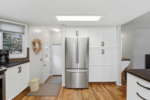 40 Connell Close, Red Deer, AB - Indoor Photo Showing Kitchen