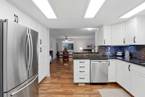 40 Connell Close, Red Deer, AB - Indoor Photo Showing Kitchen