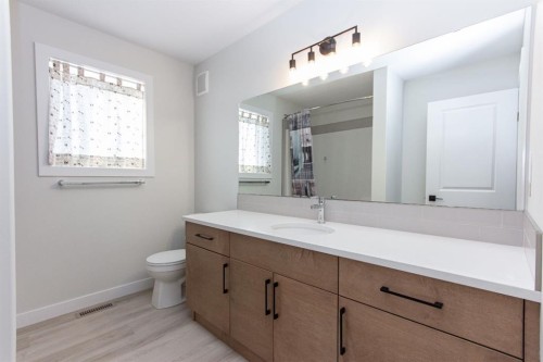 165 Thompson Crescent, Red Deer, AB - Indoor Photo Showing Bathroom