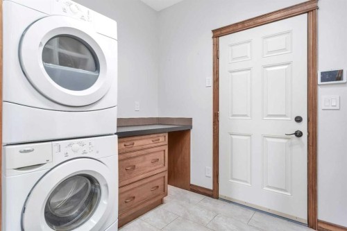 100 Van Slyke Way, Red Deer, AB - Indoor Photo Showing Laundry Room