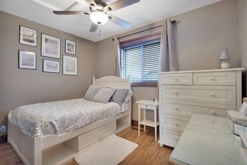 16 Richfield Crescent, Sylvan Lake, AB - Indoor Photo Showing Bedroom