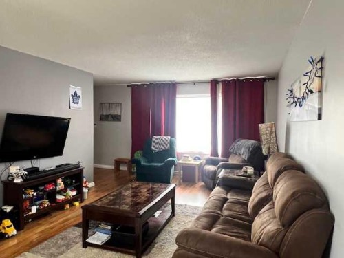 5117 49 Avenue, Forestburg, AB - Indoor Photo Showing Living Room