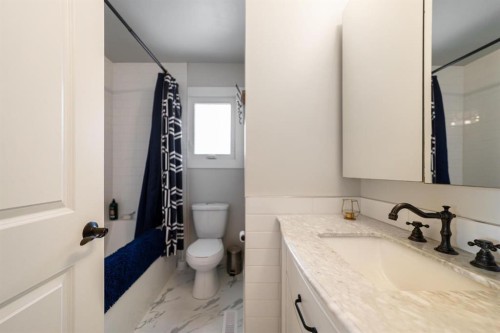 6911 42 Avenue, Camrose, AB - Indoor Photo Showing Bathroom