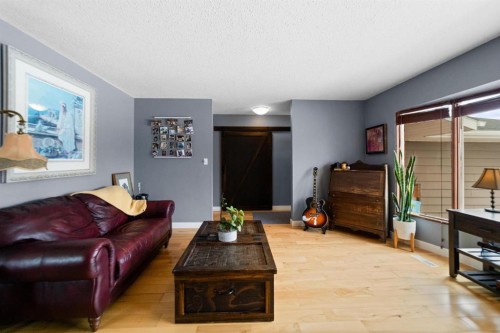 6911 42 Avenue, Camrose, AB - Indoor Photo Showing Living Room