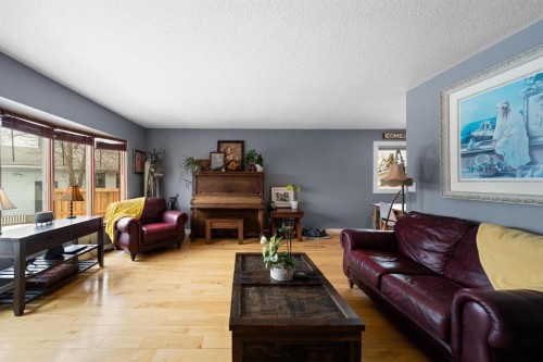 6911 42 Avenue, Camrose, AB - Indoor Photo Showing Living Room
