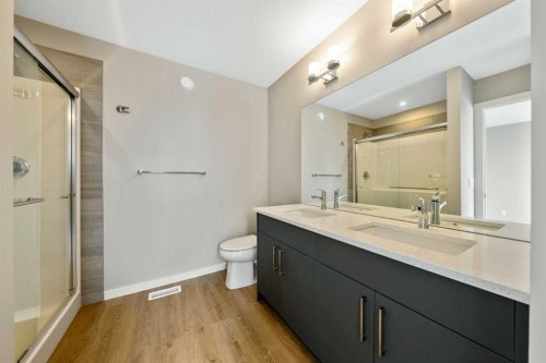 370 Heritage Boulevard, Cochrane, AB - Indoor Photo Showing Bathroom
