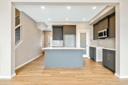 370 Heritage Boulevard, Cochrane, AB - Indoor Photo Showing Kitchen