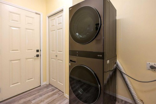 98 Pine Crescent, Blackfalds, AB - Indoor Photo Showing Laundry Room