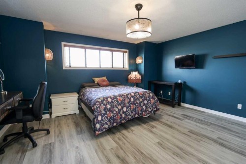 98 Pine Crescent, Blackfalds, AB - Indoor Photo Showing Bedroom