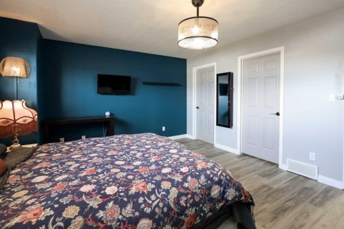 98 Pine Crescent, Blackfalds, AB - Indoor Photo Showing Bedroom