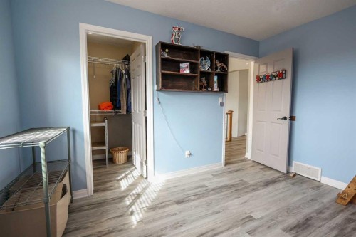98 Pine Crescent, Blackfalds, AB - Indoor Photo Showing Other Room