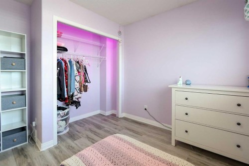 98 Pine Crescent, Blackfalds, AB - Indoor Photo Showing Bedroom