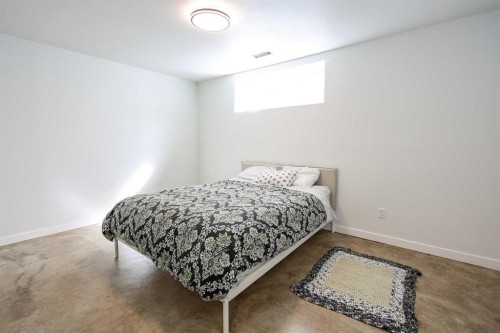 98 Pine Crescent, Blackfalds, AB - Indoor Photo Showing Bedroom