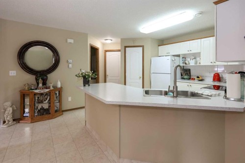 22D-32 Daines Avenue, Red Deer, AB - Indoor Photo Showing Kitchen