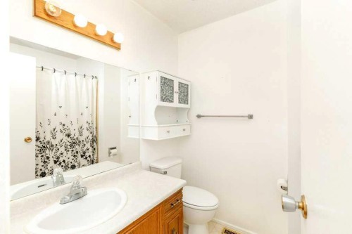 32 Greig Drive, Red Deer, AB - Indoor Photo Showing Bathroom