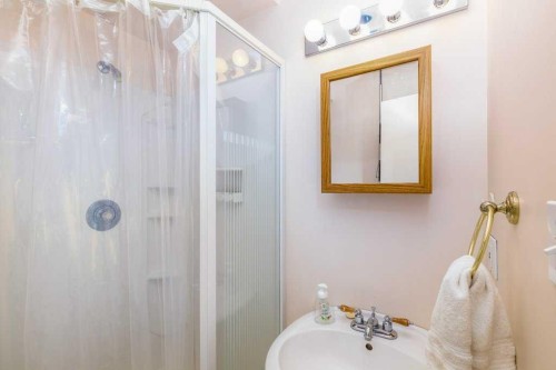 32 Greig Drive, Red Deer, AB - Indoor Photo Showing Bathroom