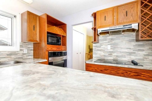 32 Greig Drive, Red Deer, AB - Indoor Photo Showing Kitchen