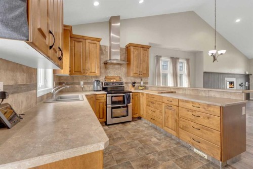 29 Emily Crescent, Lacombe, AB - Indoor Photo Showing Kitchen