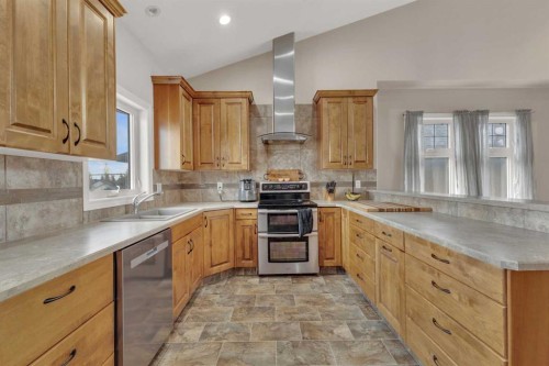 29 Emily Crescent, Lacombe, AB - Indoor Photo Showing Kitchen
