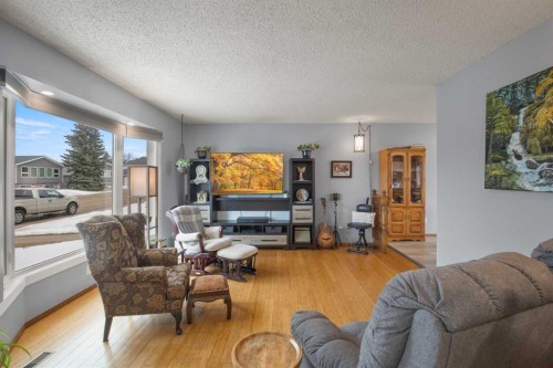 4708 55 Street, Killam, AB - Indoor Photo Showing Living Room