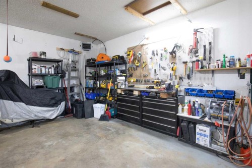 4708 55 Street, Killam, AB - Indoor Photo Showing Garage