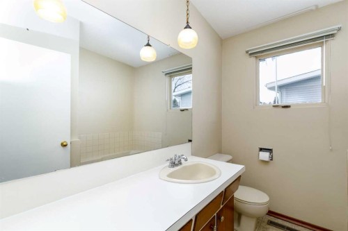 20 Macleod Close, Red Deer, AB - Indoor Photo Showing Bathroom