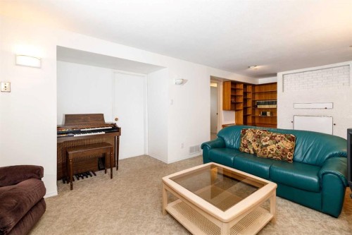 20 Macleod Close, Red Deer, AB - Indoor Photo Showing Living Room
