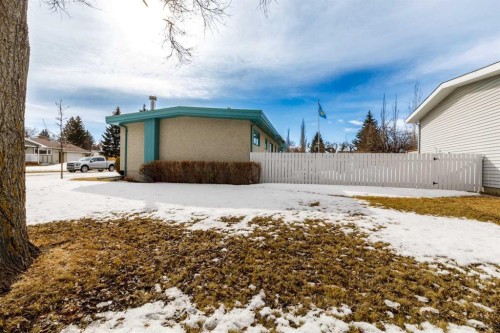 20 Macleod Close, Red Deer, AB - Outdoor