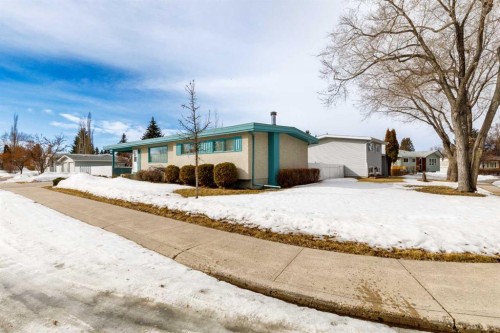 20 Macleod Close, Red Deer, AB - Outdoor